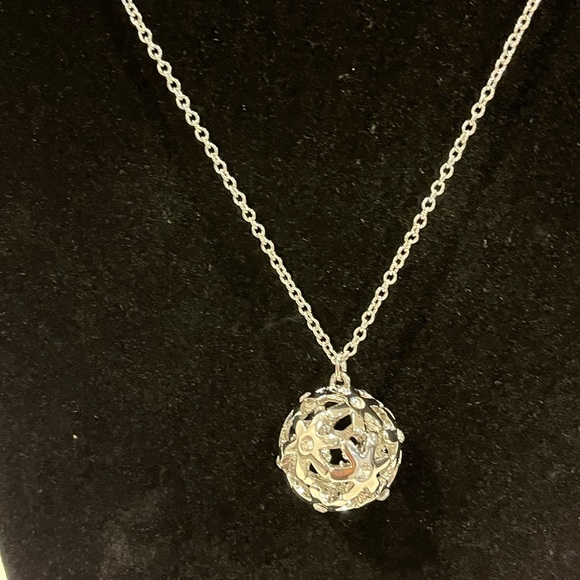 Guess Silver Flower/Crystal Necklace - NWT - Picture 6 of 8